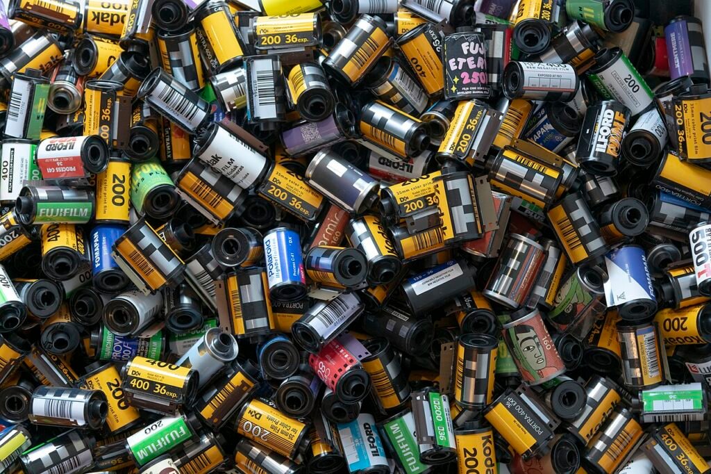 Kodak: Used 135 film cartridges of different firms (Kodak, Ilford, Fomapan, Polaroid, Fujifilm...) in a workshop. Savski vena